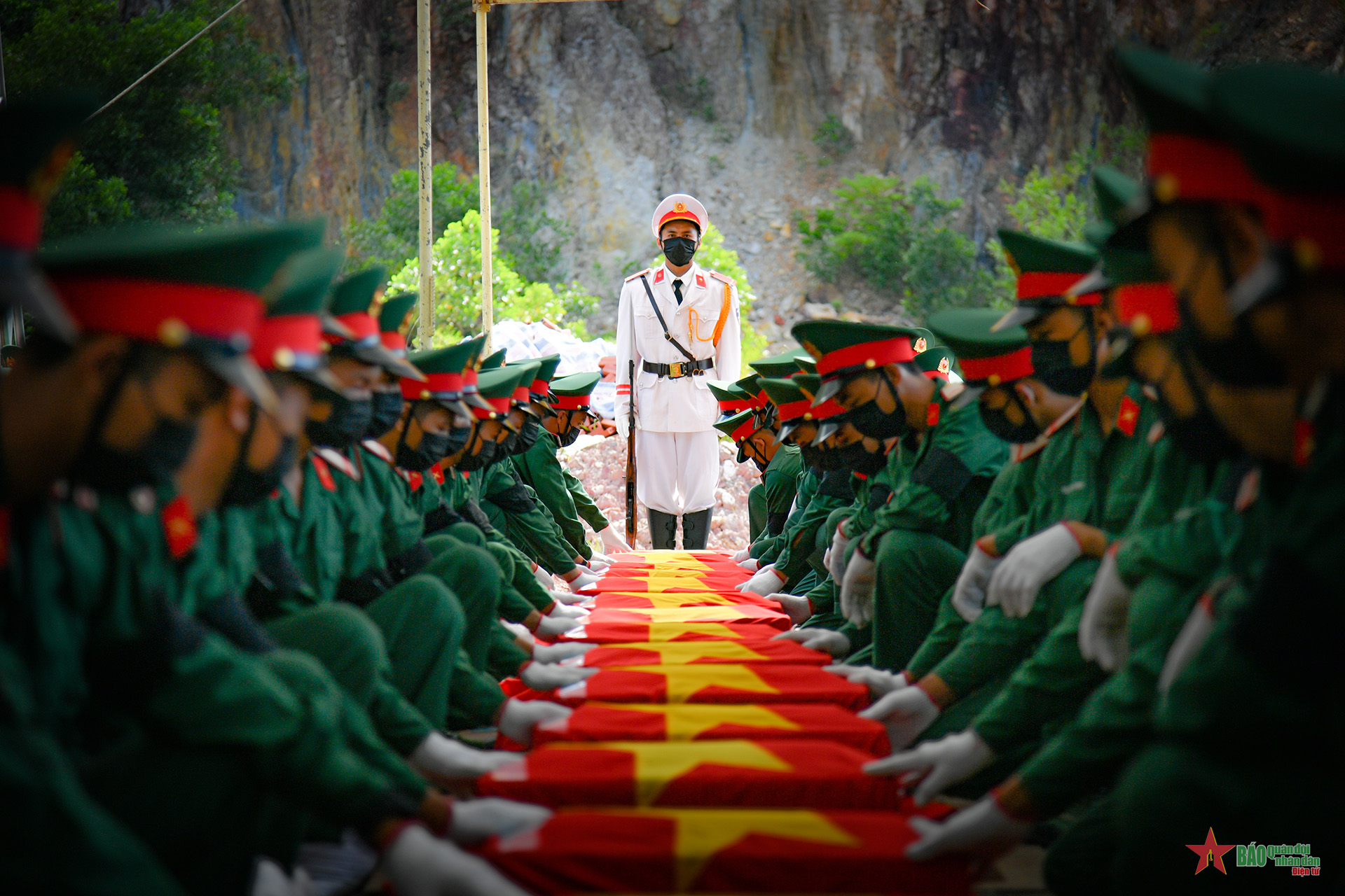 Tiễn các anh về đất Mẹ